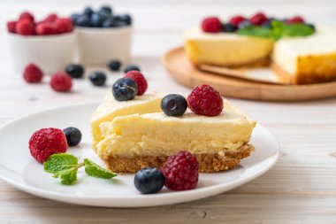 Ev yapımı cheesecake taze ahududu ve yaban mersini ile