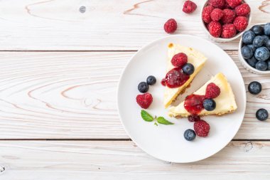 Ev yapımı cheesecake taze ahududu ve yaban mersini ile