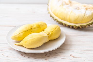 Ahşap zemin üzerinde taze Durian meyvesi