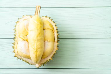 Ahşap zemin üzerinde taze Durian meyvesi