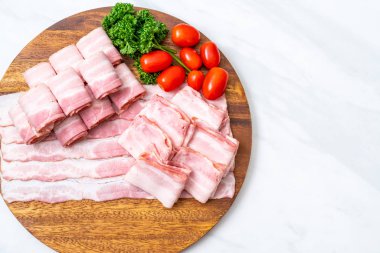 Ahşap tahta üzerinde çiğ domuz pastırma dilimlenmiş