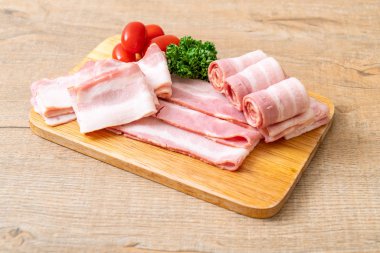 Ahşap tahta üzerinde çiğ domuz pastırma dilimlenmiş