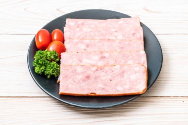 dilimlenmiş taze çiğ pastırma Barbekü