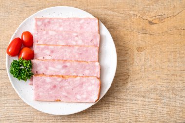 dilimlenmiş taze çiğ pastırma Barbekü
