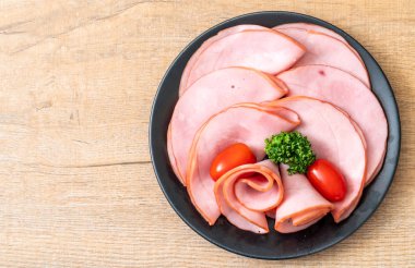 tabağa dilimlenmiş jambon füme