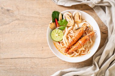 Baharatlı karides udon ramen noodle (Tom Yum Goong) - Japon füzyon gıda tarzı