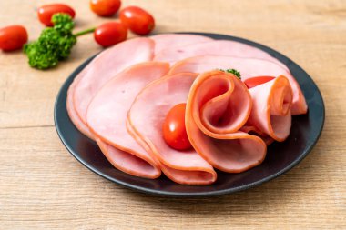 tabağa dilimlenmiş jambon füme