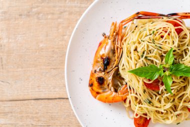 ızgara karides ve domates - İtalyan Füzyon gıda tarzı ile tavada kızartılmış spagetti
