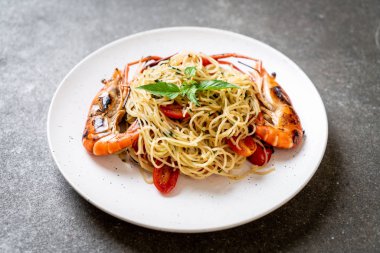 ızgara karides ve domates - İtalyan Füzyon gıda tarzı ile tavada kızartılmış spagetti