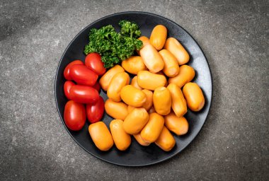 domuz eti kokteyl sosisi plaka üzerinde