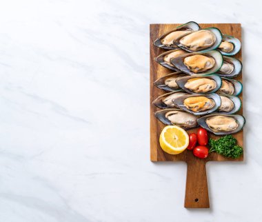 malzemelerle ahşap tahta üzerinde taze midye