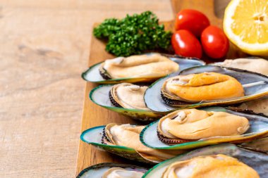 malzemelerle ahşap tahta üzerinde taze midye