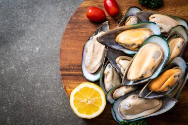 malzemelerle ahşap tahta üzerinde taze midye