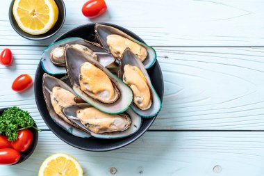 üzerinde siyah kase taze midye