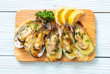 Peynirli taze midye.