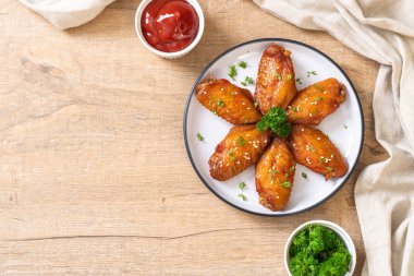 Beyaz susamlı ızgara tavuk kanadı.