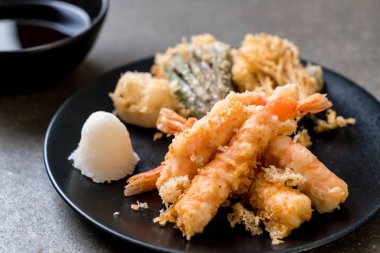 karides tempura (hırpalanmış kızarmış karides) sebze - Japon gıda tarzı