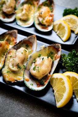 Peynirli taze midye.