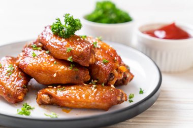 Beyaz susamlı ızgara tavuk kanadı.