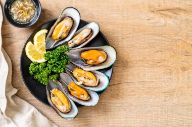 deniz ürünleri midye maydanoz ve limon ile