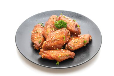 pişmiş Barbekü tavuk kanadı ile Beyaz Susam beyaz arka plan üzerinde izole