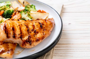 çukurunu tavuk göğsü biftek sebze (brokoli, havuç, soğan ile)