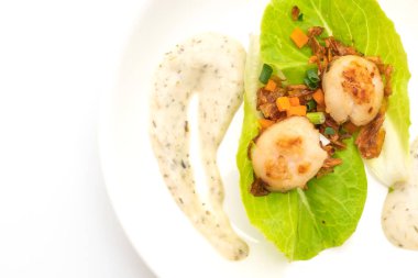 Beyaz arka plan üzerinde izole sebzeli ızgara tarak shell