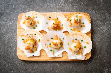 Kızarmış deniz tarağı, tereyağı ve sarımsak.