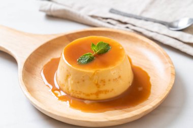 Naneli ev yapımı karamel kremalı puding.