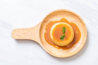 Naneli ev yapımı karamel kremalı puding.