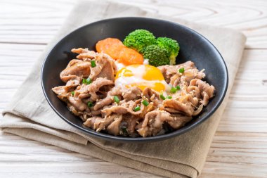 Donburi, domuz eti Pilav kasesi onsen yumurta ve sebze - Japon gıda tarzı