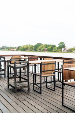 boş ahşap yemek masası ve sandalye restoran ve kafe