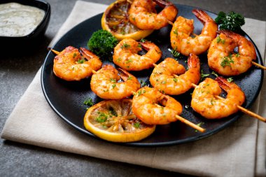 Limon - deniz ürünleri tarzı ile ızgara kaplan karides şiş