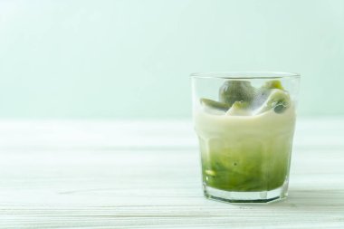 Matcha yeşil çay buzlu cam sütlü
