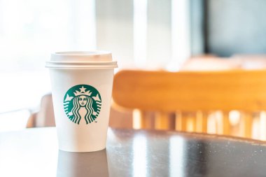 Bangkok, Tayland - 29 Haziran 2018: Starbucks sıcak içecek kahve sahibi Starbuck kafede masada ile.