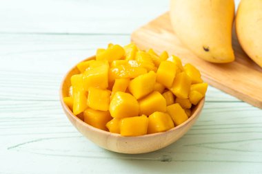 Taze ve altın mangolar kasede