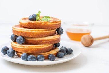 Taze yaban mersinli gözleme.