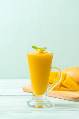 taze mango smoothies - sağlıklı yiyecek ve içecek konsepti