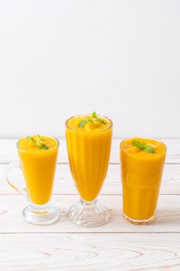 taze mango smoothies - sağlıklı yiyecek ve içecek konsepti