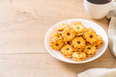 Hindistan cevizli bisküvi ve ananas reçeli.