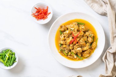 Fried yengeç ile toz köri - Tayland mutfağı