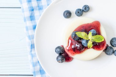 yoğurt puding taze yaban mersini - sağlıklı yemek ve tatlı ile