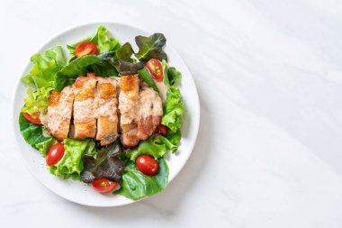 ızgara tavuk salata sebze - sağlıklı gıda tarzı ile