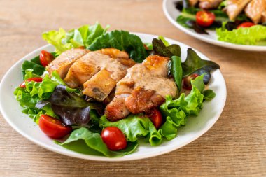 ızgara tavuk salata sebze - sağlıklı gıda tarzı ile