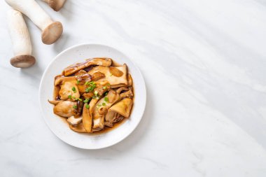 İstiridye soslu kızarmış kral istiridye mantarı. Sağlıklı, vejetaryen ya da vejetaryen yemek tarzı.