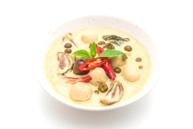 Beyaz arka plan üzerinde izole balık topu ile yeşil köri