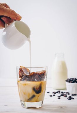 ahşap masa üzerinde sütlü kahve buz küpleri