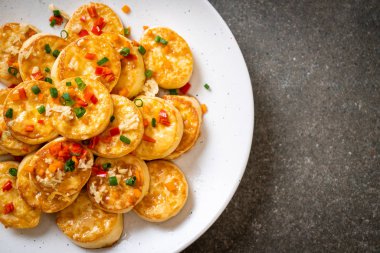 Sahanda yumurta yumuşak tofu sarımsak - sağlıklı, vegan ve sebze gıda tarzı