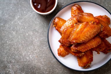 Barbekü tavuk kanadı sosu ile