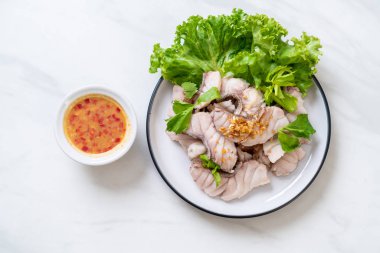 Soslu ve sebzeli haşlanmış balık sosu.